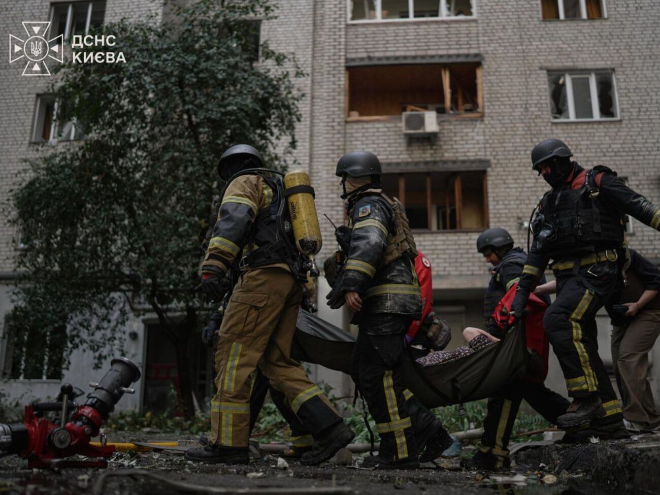 "Звірячий і хворий удар, позбавлений військової логіки". У Києві РФ убила підлітка, багато постраждалих