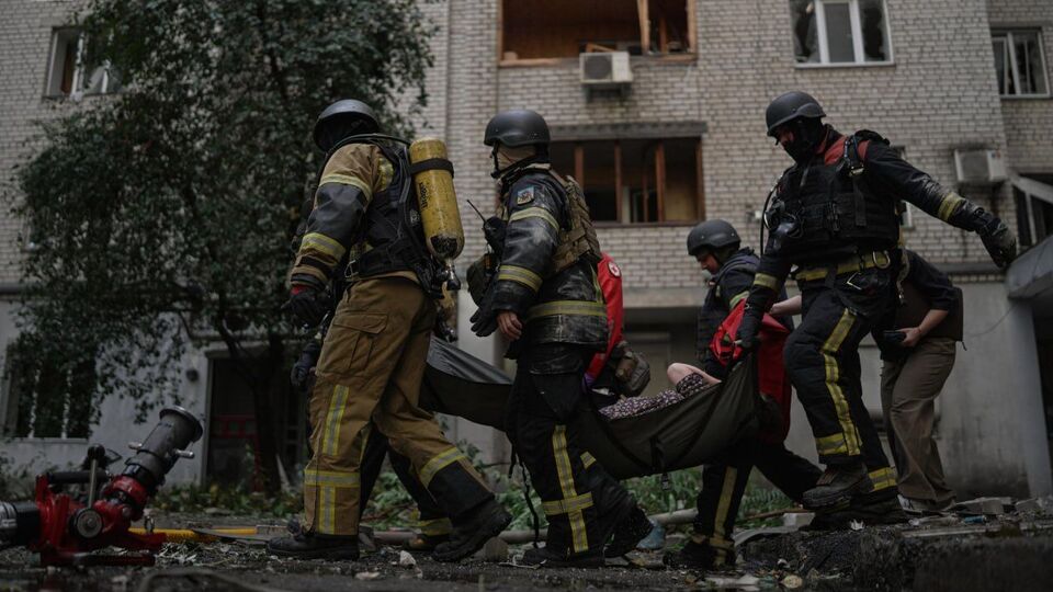 "Звірячий і хворий удар, позбавлений військової логіки". У Києві РФ убила підлітка, багато постраждалих