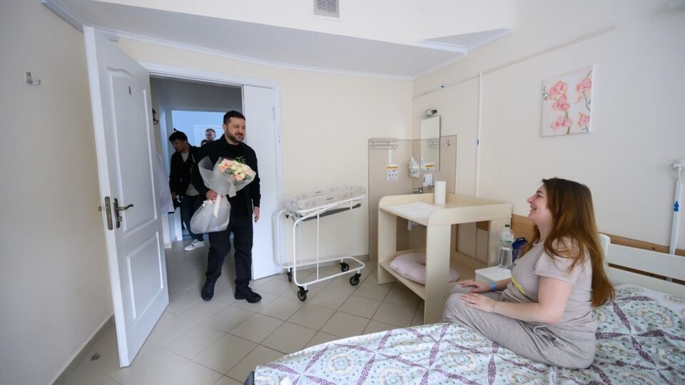 Історія жінки, яка вночі народила сина під вибухами в Києві. Звідки вона приїхала і як назвала дитину