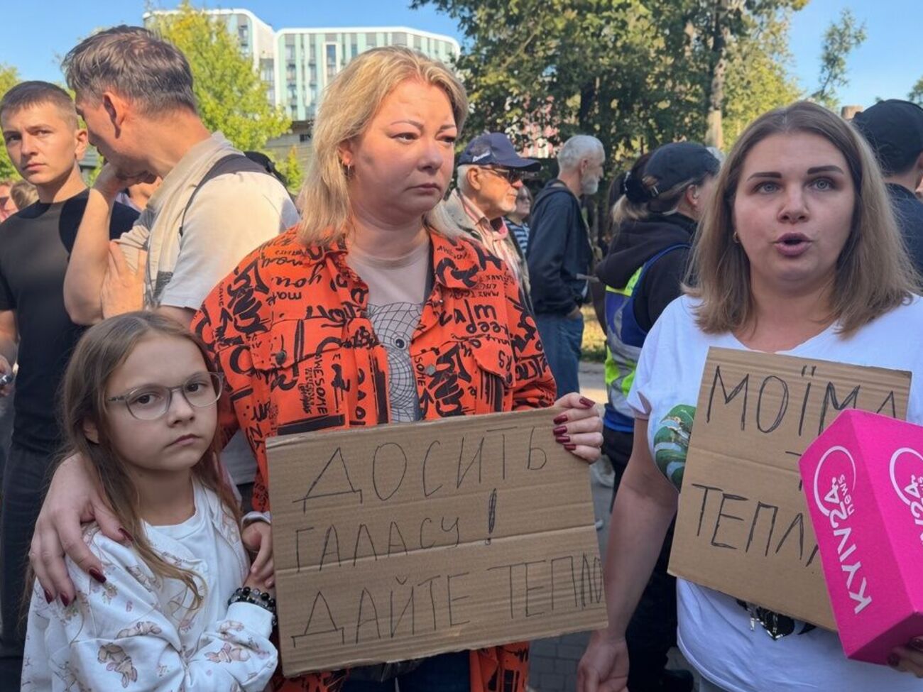 "Життя людини дорожче за дерево". Жителі Теремків проводять мітинг з вимогою добудувати резервну теплотрасу