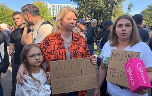 "Життя людини дорожче за дерево". Жителі Теремків проводять мітинг з вимогою добудувати резервну теплотрасу