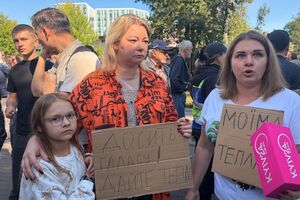 "Життя людини дорожче за дерево". Жителі Теремків проводять мітинг з вимогою добудувати резервну теплотрасу