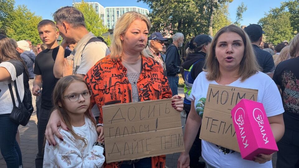 "Життя людини дорожче за дерево". Жителі Теремків проводять мітинг з вимогою добудувати резервну теплотрасу