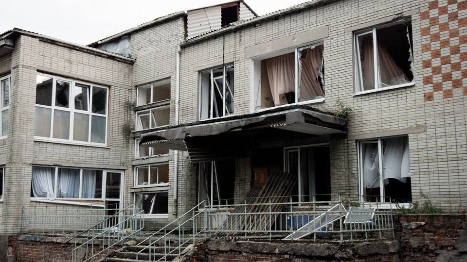 Армія РФ ударила авіабомбою по дитбудинку в центрі Сум, є загиблі. Фото