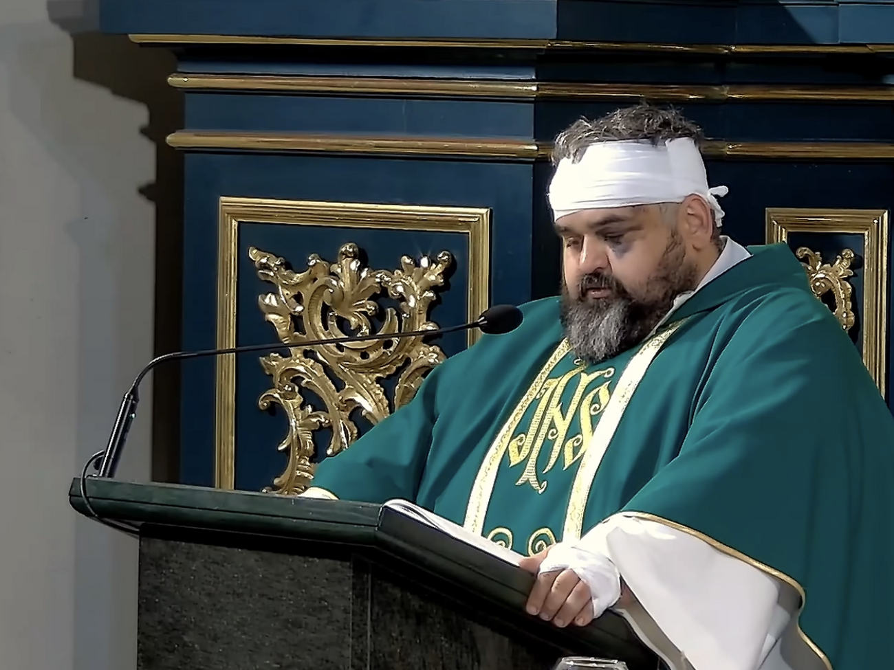 Поранений під час нападу в монастирі священник звернувся до поляків через українця-нападника. Що сказав? 