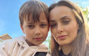 Мішина показала сина з помадою й стрілками на обличчі. Собі вона зробила монобров