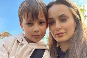 Мішина показала сина з помадою й стрілками на обличчі. Собі вона зробила монобров