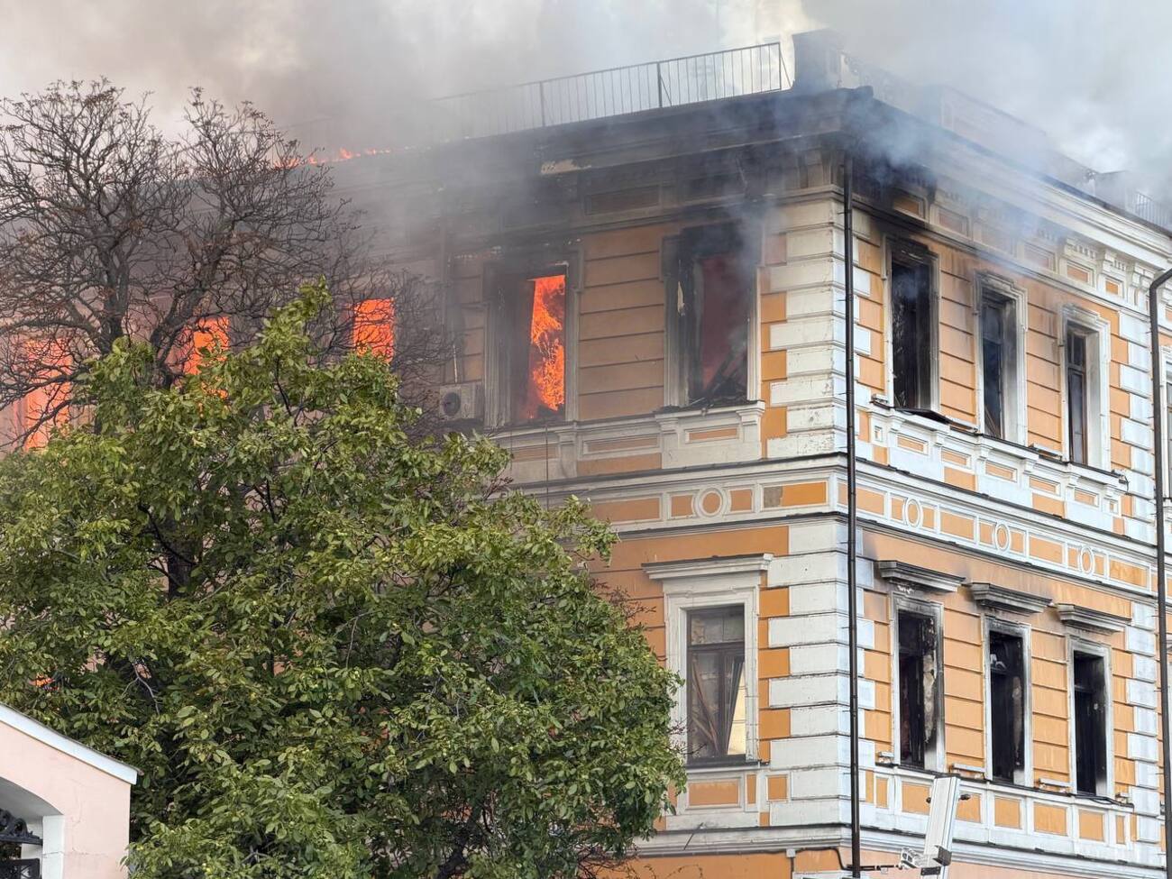 Росіяни атакували будівлю Національної академії наук. Люди рятуються від пожежі у вікнах
