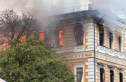 Росіяни атакували будівлю Національної академії наук. Люди рятуються від пожежі у вікнах