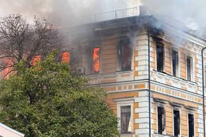 Росіяни атакували будівлю Національної академії наук. Люди рятуються від пожежі у вікнах