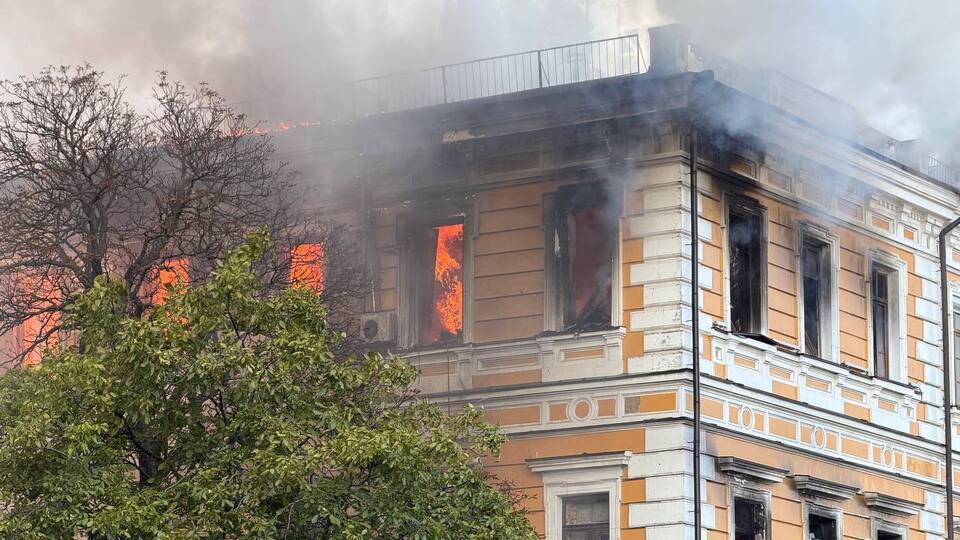 Росіяни атакували будівлю Національної академії наук. Люди рятуються від пожежі у вікнах