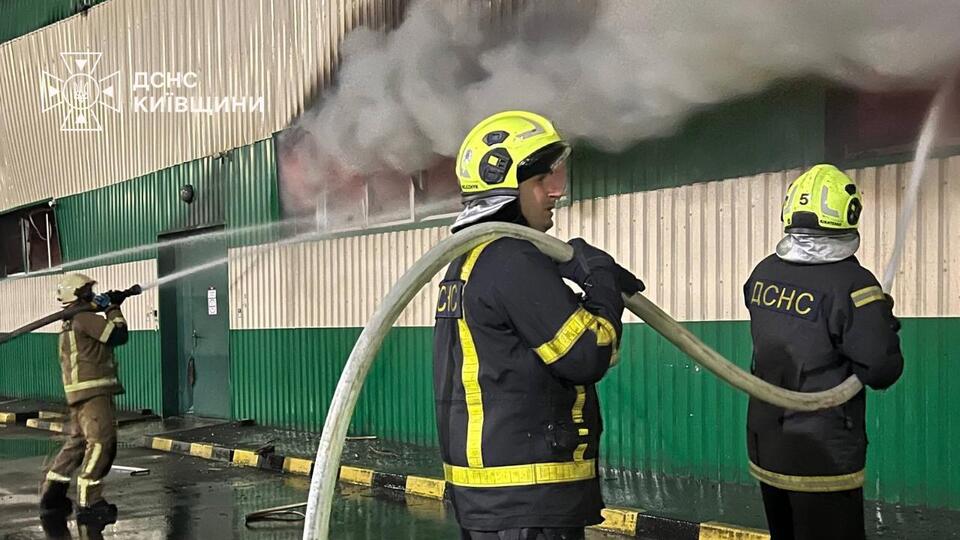 Викид аміаку зафіксували в районі пожежі під Києвом. Чи є загроза для населення