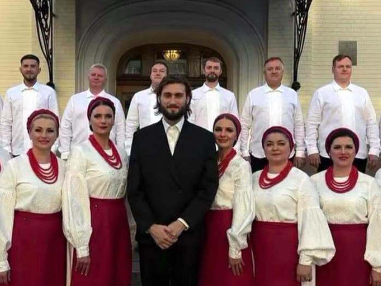 Нові костюми хору Верьовки обговорюють у мережі. Народознавиця пояснила, що з ними не так