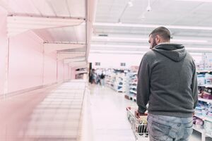 Украинцам советуют запастись продуктами. О каком сроке идет речь
