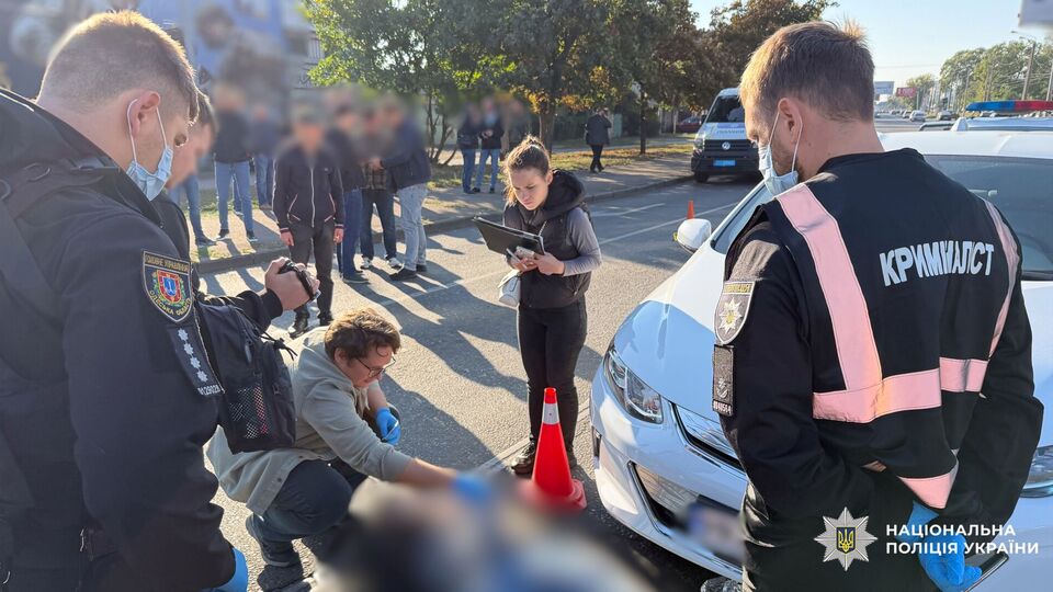 В Одесі посеред дороги сталася стрілянина. Загиблим може бути високопосадовець ВМС. Що відомо