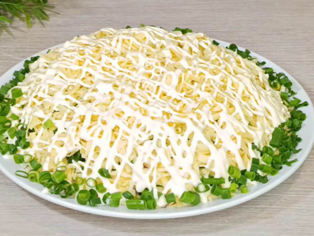 Цей ніжний салат всього із трьох продуктів завжди спокушає гостей. Рецепт