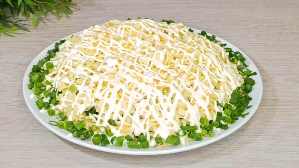 Цей ніжний салат всього із трьох продуктів завжди спокушає гостей. Рецепт