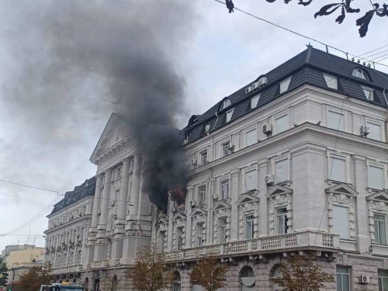 В Киеве девять пострадавших после атаки дрона. Повреждены здание СБУ и консистория Софии Киевской. Фото