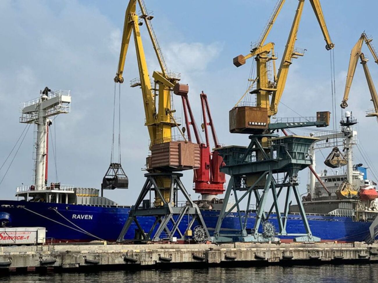 Аграрії та металурги закликали уряд відновити роботу портів і попередили про загрозу для посівної