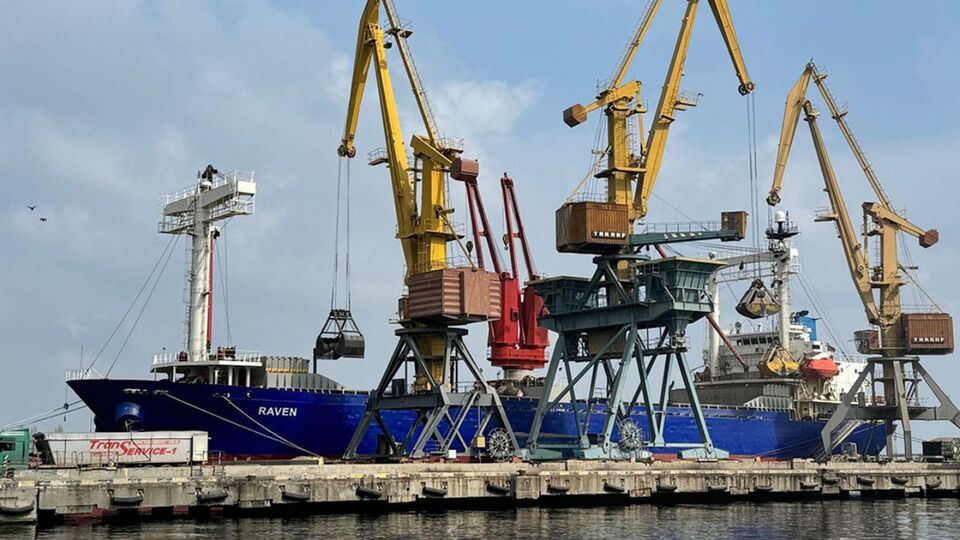 Аграрії та металурги закликали уряд відновити роботу портів і попередили про загрозу для посівної