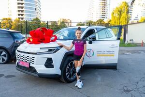 Рінат Ахметов подарував автомобіль гімнастці Олександрі Паскаль