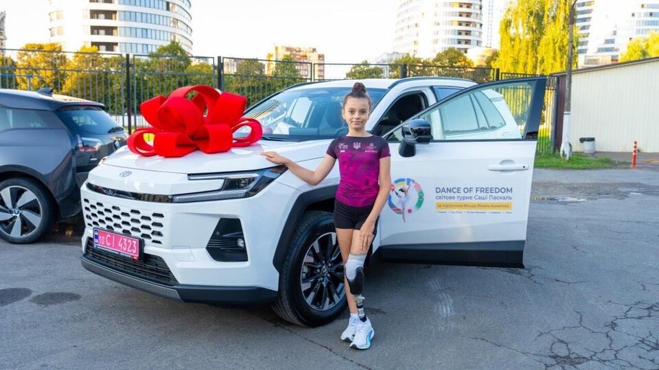 Рінат Ахметов подарував автомобіль гімнастці Олександрі Паскаль