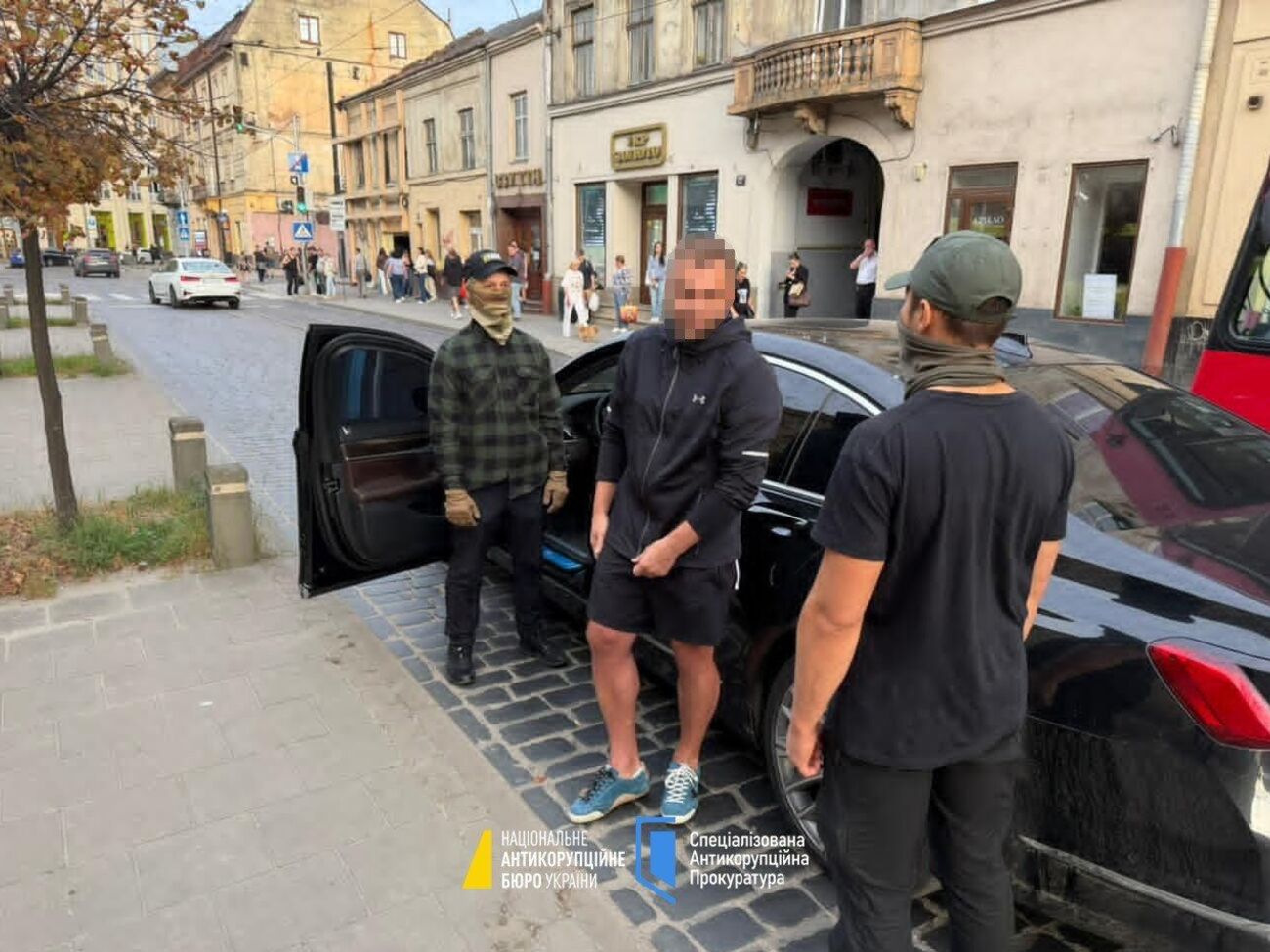 "Porsche, Loro Piana, цпочка как годовая зарплата".  НАБУ опубликовала прослушки прокурора, подозреваемого к "крышевании" колл-центров