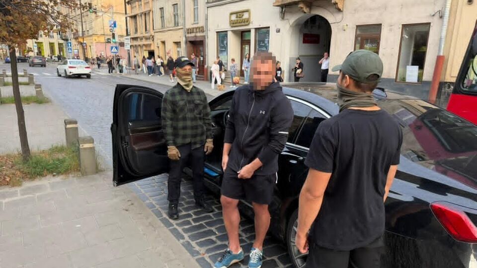 "Porsche, Loro Piana, цпочка как годовая зарплата". НАБУ опубликовала прослушки прокурора, подозреваемого в "крышевании" колл-центров