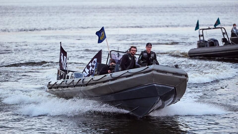 У Києві провели турнір M13 FIGHTS серед військових і ветеранів: ринг встановили на баржі посеред Дніпра