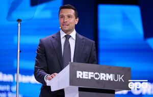 Кандидат в премьер-министры Франции призвал пересмотреть поддержку Украины. Что предлагает