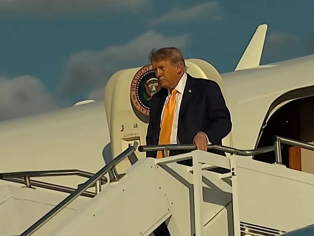 "Темная эпоха". Трамп изменил цвет своей культовой прически. Видео