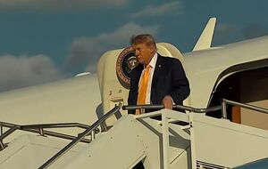 "Темна епоха". Трамп змінив колір своєї культової зачіски. Відео