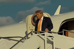 "Темна епоха". Трамп змінив колір своєї культової зачіски. Відео