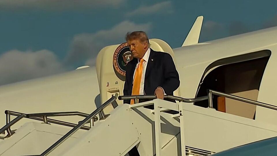 "Темная эпоха". Трамп изменил цвет своей культовой прически. Видео