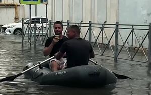Люди пересуваються на гумових човнах, владі байдуже. Як Євпаторія мало не пішла на дно