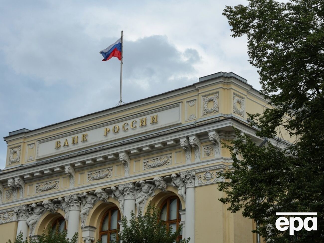 Центробанк России стал крупнейшим продавцом золота в мире, чтобы наполнить военный бюджет страны