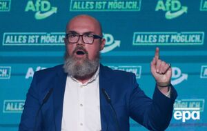 Німецький політик виставив на аукціон чашку з написом "Армия России", яку виявили в його кабінеті