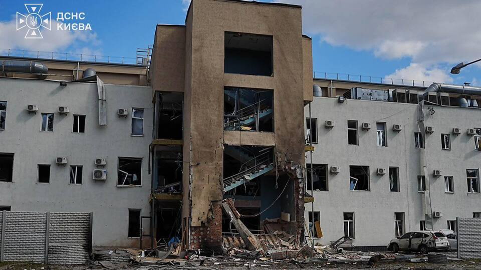 РФ атакувала будівлю українського телеканалу, коли журналісти були в ефірі. Є постраждалі