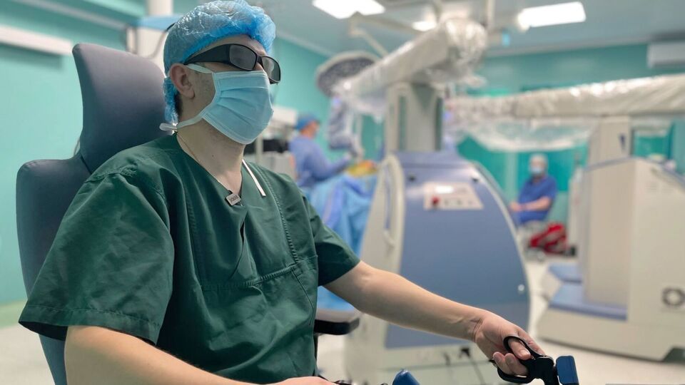 Камера рухається за поглядом. Як у Львові дитині рятували нирку за допомогою робота-хірурга із ШІ. Фото