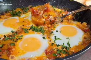 Приготовьте вкусный завтрак всего за 15 минут. Рецепт ароматной шакшуки
